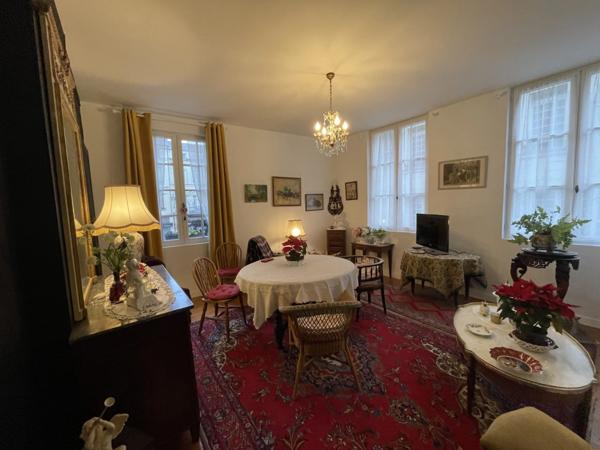 Au coeur du Saumur Historique Appartement rénové de 92m2 situé au 1er étage d'une petite copropriété -3 chambres.