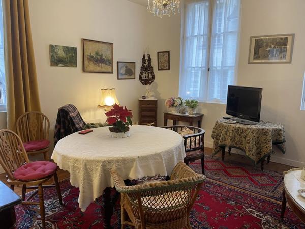 Au coeur du Saumur Historique Appartement rénové de 92m2 situé au 1er étage d'une petite copropriété -3 chambres.