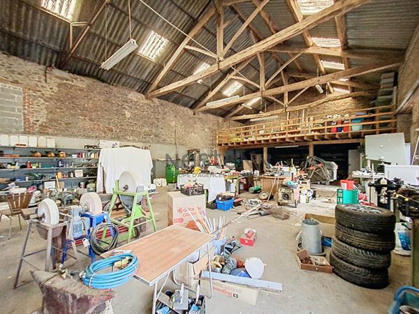 Propriété rare conjuguant maison familiale et ancienne grange à seulement 15 minutes de Limoges