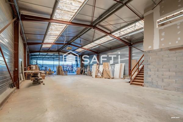 Entrepôt avec bureaux - zone d'activité dynamique