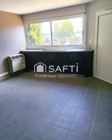 Entrepôt avec bureaux - zone d'activité dynamique