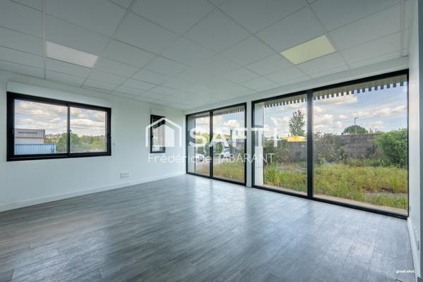 Entrepôt avec bureaux - zone d'activité dynamique