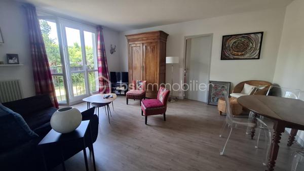 Idéalement située dans une résidence de 24 logements au calme dans le quartier de ST MARTIN d'Etampes, Ville avec RER, commodités et transport.
Je vous présente ce bel appartement au rez-de-chaussée.

Composée d'une entrée avec placard, un WC indépendant, La cuisine est séparée, un beau salon séjour très lumineux et accueillant, une chambre avec de beaux volumes et sa salle d'eau fonctionnelle.
Il y a une cave et une place de parking.
La résidence offre plusieurs espaces dont  un local vélo, une buanderie qui permet d'étendre son linge, Des espaces verts.

L'appartement est en bon état général.

Les plus techniques : 
- Les fenêtres sont en PVC double vitrage.
- la chaudière du bâtiment est récente à condensation 2024.
- Un thermostat permet de régler tout les radiateurs.

Les Charges de copropriété comprennent : l'eau chaude, l'eau froide, le chauffage, le ménage des parties communes, les jardiniers.

Il est prévu que les combles soient isolés se qui sera réglé par le propriétaire actuel.

Une visite est évidente contactez moi au 06 23 39 96 34