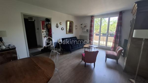 Idéalement située dans une résidence de 24 logements au calme dans le quartier de ST MARTIN d'Etampes, Ville avec RER, commodités et transport.
Je vous présente ce bel appartement au rez-de-chaussée.

Composée d'une entrée avec placard, un WC indépendant, La cuisine est séparée, un beau salon séjour très lumineux et accueillant, une chambre avec de beaux volumes et sa salle d'eau fonctionnelle.
Il y a une cave et une place de parking.
La résidence offre plusieurs espaces dont  un local vélo, une buanderie qui permet d'étendre son linge, Des espaces verts.

L'appartement est en bon état général.

Les plus techniques : 
- Les fenêtres sont en PVC double vitrage.
- la chaudière du bâtiment est récente à condensation 2024.
- Un thermostat permet de régler tout les radiateurs.

Les Charges de copropriété comprennent : l'eau chaude, l'eau froide, le chauffage, le ménage des parties communes, les jardiniers.

Il est prévu que les combles soient isolés se qui sera réglé par le propriétaire actuel.

Une visite est évidente contactez moi au 06 23 39 96 34