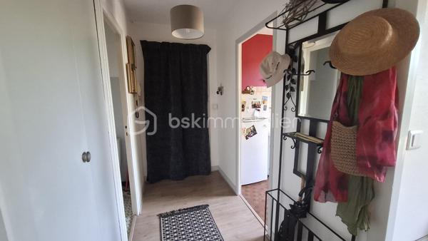 Idéalement située dans une résidence de 24 logements au calme dans le quartier de ST MARTIN d'Etampes, Ville avec RER, commodités et transport.
Je vous présente ce bel appartement au rez-de-chaussée.

Composée d'une entrée avec placard, un WC indépendant, La cuisine est séparée, un beau salon séjour très lumineux et accueillant, une chambre avec de beaux volumes et sa salle d'eau fonctionnelle.
Il y a une cave et une place de parking.
La résidence offre plusieurs espaces dont  un local vélo, une buanderie qui permet d'étendre son linge, Des espaces verts.

L'appartement est en bon état général.

Les plus techniques : 
- Les fenêtres sont en PVC double vitrage.
- la chaudière du bâtiment est récente à condensation 2024.
- Un thermostat permet de régler tout les radiateurs.

Les Charges de copropriété comprennent : l'eau chaude, l'eau froide, le chauffage, le ménage des parties communes, les jardiniers.

Il est prévu que les combles soient isolés se qui sera réglé par le propriétaire actuel.

Une visite est évidente contactez moi au 06 23 39 96 34