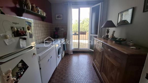 Idéalement située dans une résidence de 24 logements au calme dans le quartier de ST MARTIN d'Etampes, Ville avec RER, commodités et transport.
Je vous présente ce bel appartement au rez-de-chaussée.

Composée d'une entrée avec placard, un WC indépendant, La cuisine est séparée, un beau salon séjour très lumineux et accueillant, une chambre avec de beaux volumes et sa salle d'eau fonctionnelle.
Il y a une cave et une place de parking.
La résidence offre plusieurs espaces dont  un local vélo, une buanderie qui permet d'étendre son linge, Des espaces verts.

L'appartement est en bon état général.

Les plus techniques : 
- Les fenêtres sont en PVC double vitrage.
- la chaudière du bâtiment est récente à condensation 2024.
- Un thermostat permet de régler tout les radiateurs.

Les Charges de copropriété comprennent : l'eau chaude, l'eau froide, le chauffage, le ménage des parties communes, les jardiniers.

Il est prévu que les combles soient isolés se qui sera réglé par le propriétaire actuel.

Une visite est évidente contactez moi au 06 23 39 96 34