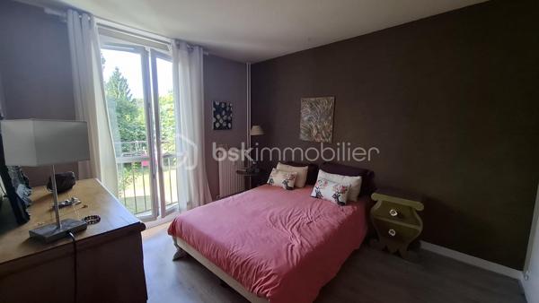 Idéalement située dans une résidence de 24 logements au calme dans le quartier de ST MARTIN d'Etampes, Ville avec RER, commodités et transport.
Je vous présente ce bel appartement au rez-de-chaussée.

Composée d'une entrée avec placard, un WC indépendant, La cuisine est séparée, un beau salon séjour très lumineux et accueillant, une chambre avec de beaux volumes et sa salle d'eau fonctionnelle.
Il y a une cave et une place de parking.
La résidence offre plusieurs espaces dont  un local vélo, une buanderie qui permet d'étendre son linge, Des espaces verts.

L'appartement est en bon état général.

Les plus techniques : 
- Les fenêtres sont en PVC double vitrage.
- la chaudière du bâtiment est récente à condensation 2024.
- Un thermostat permet de régler tout les radiateurs.

Les Charges de copropriété comprennent : l'eau chaude, l'eau froide, le chauffage, le ménage des parties communes, les jardiniers.

Il est prévu que les combles soient isolés se qui sera réglé par le propriétaire actuel.

Une visite est évidente contactez moi au 06 23 39 96 34