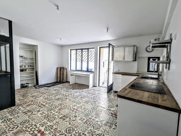 Immeuble 1 commerce + 4 appartements