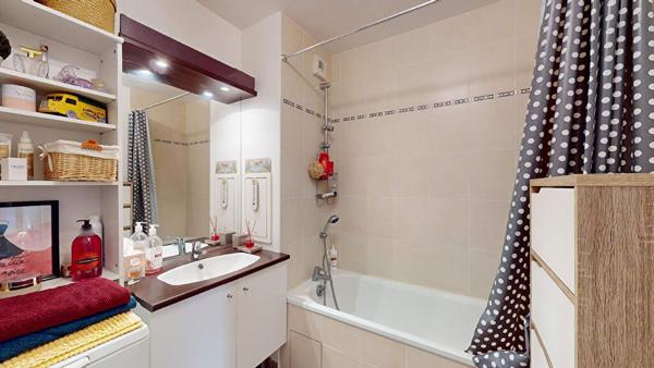 Bel Appartement 3 pièces de 55.71 m² en bords de Seine avec un beau balcon