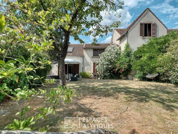 Ancienne ferme de caractère avec cour pavée et jardin