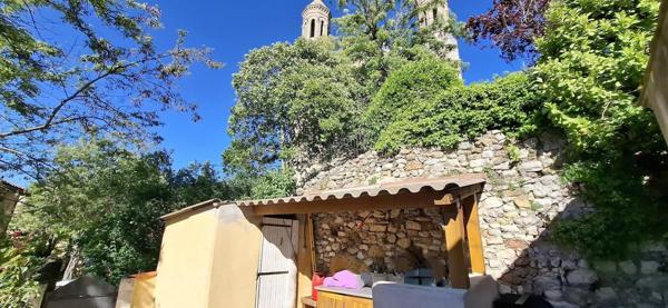 Maison de Maison de village avec terrasse et cuisine d'été, idéalement située au cœur du centre ancien. À découvrir!