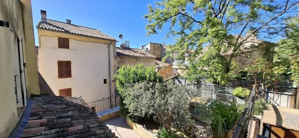 Maison de Maison de village avec terrasse et cuisine d'été, idéalement située au cœur du centre ancien. À découvrir!