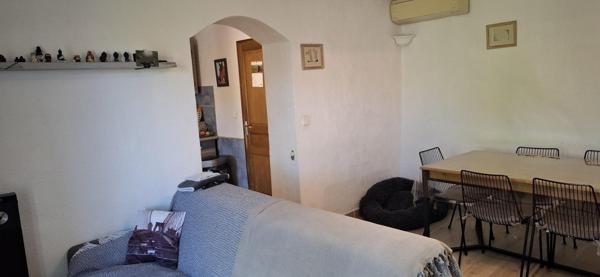 Maison de Maison de village avec terrasse et cuisine d'été, idéalement située au cœur du centre ancien. À découvrir!