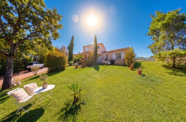 Maison
         6 pièces
        - 177 m² 359 000 € *
