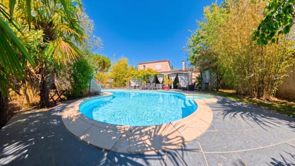 Maison
         6 pièces
        - 177 m² 359 000 € *