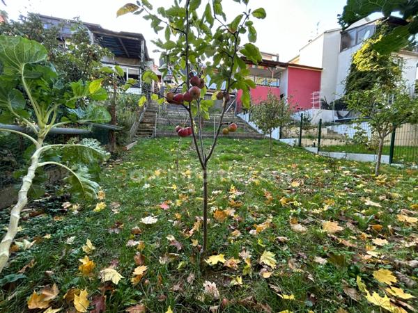 SAINT-LOUIS, 7min à pied frontière, jolie maison de ville de 139.64m² (100m² habitable), 3chambres, terrain de 3ares, terrasse, cuisine été, jardin, isolation extérieure. Top emplacement!