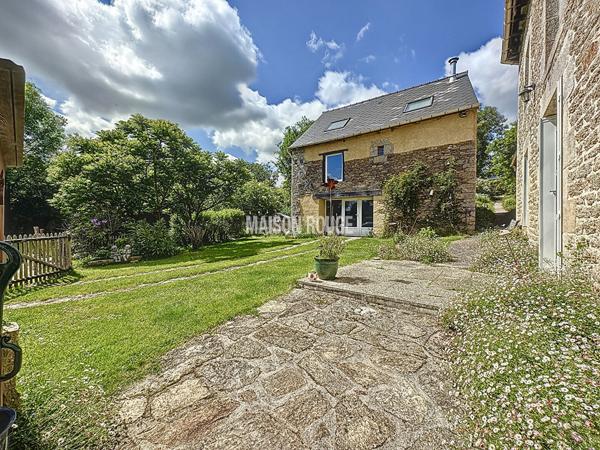 Maison en pierre rénovée 4 chambres avec dépendances sur grand terrain au coeur du Bourg de Plumaudan