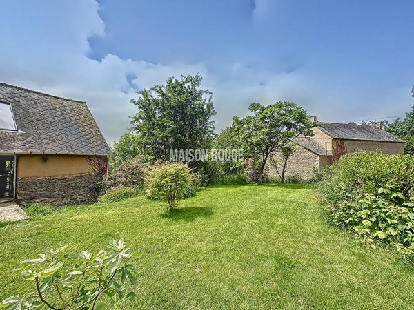 Maison en pierre rénovée 4 chambres avec dépendances sur grand terrain au coeur du Bourg de Plumaudan