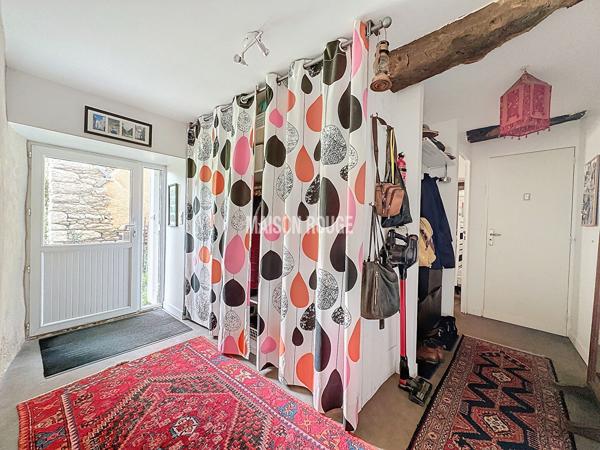 Maison en pierre rénovée 4 chambres avec dépendances sur grand terrain au coeur du Bourg de Plumaudan
