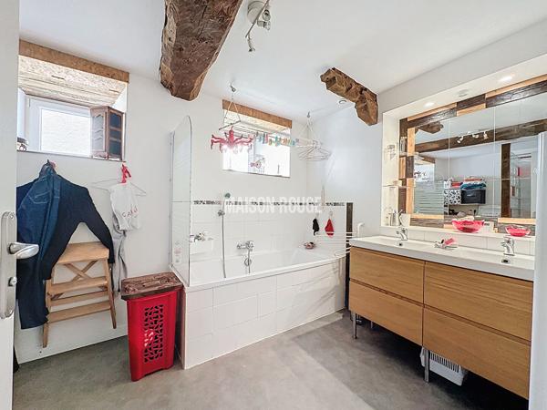 Maison en pierre rénovée 4 chambres avec dépendances sur grand terrain au coeur du Bourg de Plumaudan