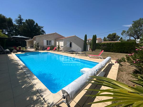 Maison de plain-pied à Carpentras - 4 chambres - Piscine - Garage - Dépendance