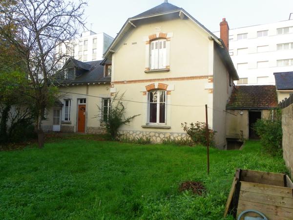 QUARTIER DES TROIS PIGEONS MAISON DE 204 M² 6 CHAMBRES SUR TERRAIN DE 690 M² CHÂTELLERAULT Réf 2600