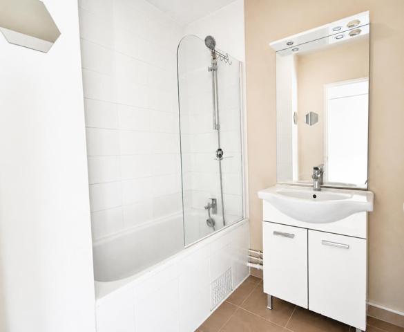 Appartement
         3 pièces
        - 63 m² Exclusivité 250 000 € *