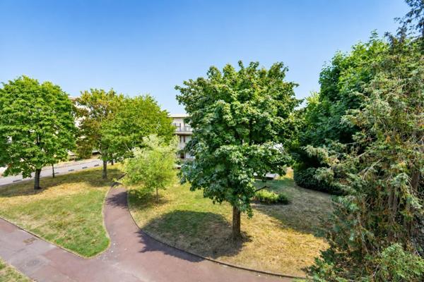 Appartement
         3 pièces
        - 63 m² Exclusivité 250 000 € *