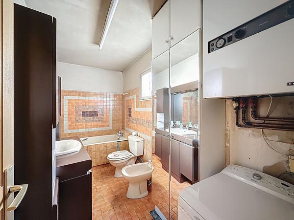 MONTREUIL, PROCHE DU METRO, BIEN ATYPIQUE ENTRE LA MAISON ET L'APPARTEMENT EN DUPLEX AVEC SON ENTREE INDEPENDANTE ET SA COUR PRIVATIVE