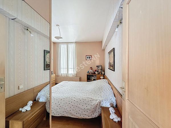 MONTREUIL, PROCHE DU METRO, BIEN ATYPIQUE ENTRE LA MAISON ET L'APPARTEMENT EN DUPLEX AVEC SON ENTREE INDEPENDANTE ET SA COUR PRIVATIVE