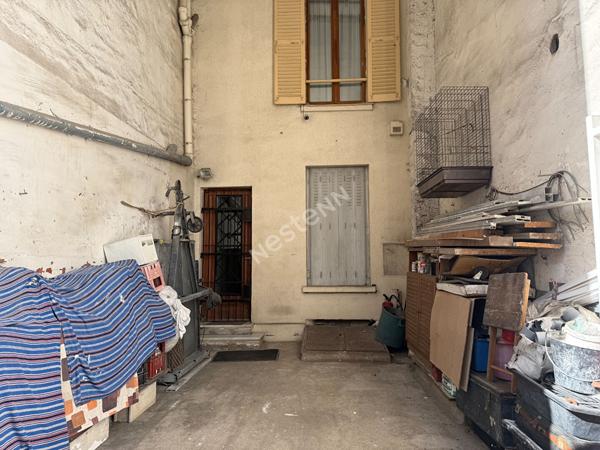 MONTREUIL, PROCHE DU METRO, BIEN ATYPIQUE ENTRE LA MAISON ET L'APPARTEMENT EN DUPLEX AVEC SON ENTREE INDEPENDANTE ET SA COUR PRIVATIVE