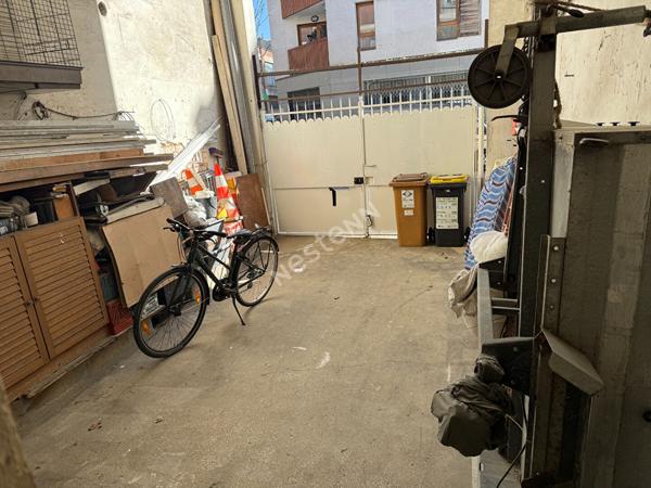 MONTREUIL, PROCHE DU METRO, BIEN ATYPIQUE ENTRE LA MAISON ET L'APPARTEMENT EN DUPLEX AVEC SON ENTREE INDEPENDANTE ET SA COUR PRIVATIVE