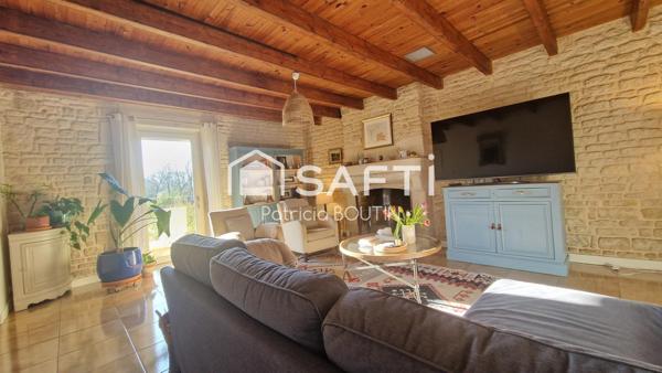 Maison type Longère en pierre rénovée, 7 pièces, située à 15mn de NIORT, sur la commune d’AIGONDIGNE.