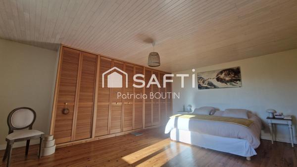 Maison type Longère en pierre rénovée, 7 pièces, située à 15mn de NIORT, sur la commune d’AIGONDIGNE.