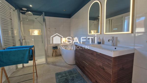 Maison type Longère en pierre rénovée, 7 pièces, située à 15mn de NIORT, sur la commune d’AIGONDIGNE.