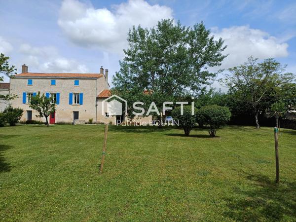 Maison type Longère en pierre rénovée, 7 pièces, située à 15mn de NIORT, sur la commune d’AIGONDIGNE.