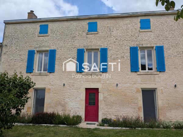 Maison type Longère en pierre rénovée, 7 pièces, située à 15mn de NIORT, sur la commune d’AIGONDIGNE.