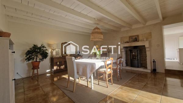 Maison type Longère en pierre rénovée, 7 pièces, située à 15mn de NIORT, sur la commune d’AIGONDIGNE.