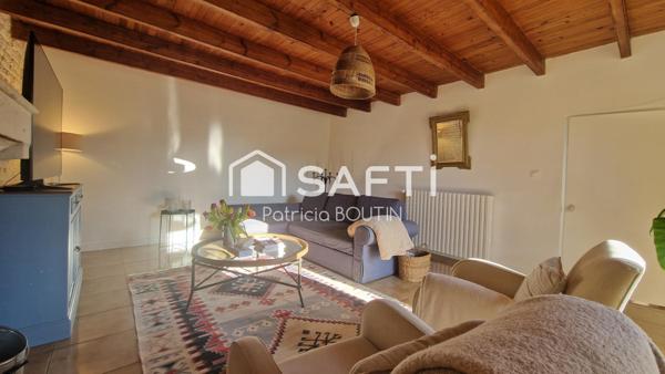 Maison type Longère en pierre rénovée, 7 pièces, située à 15mn de NIORT, sur la commune d’AIGONDIGNE.