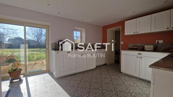 Maison type Longère en pierre rénovée, 7 pièces, située à 15mn de NIORT, sur la commune d’AIGONDIGNE.