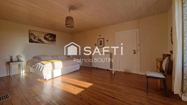 Maison type Longère en pierre rénovée, 7 pièces, située à 15mn de NIORT, sur la commune d’AIGONDIGNE.