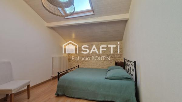 Maison type Longère en pierre rénovée, 7 pièces, située à 15mn de NIORT, sur la commune d’AIGONDIGNE.