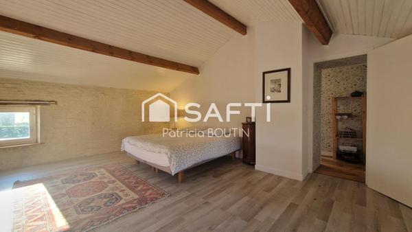 Maison type Longère en pierre rénovée, 7 pièces, située à 15mn de NIORT, sur la commune d’AIGONDIGNE.