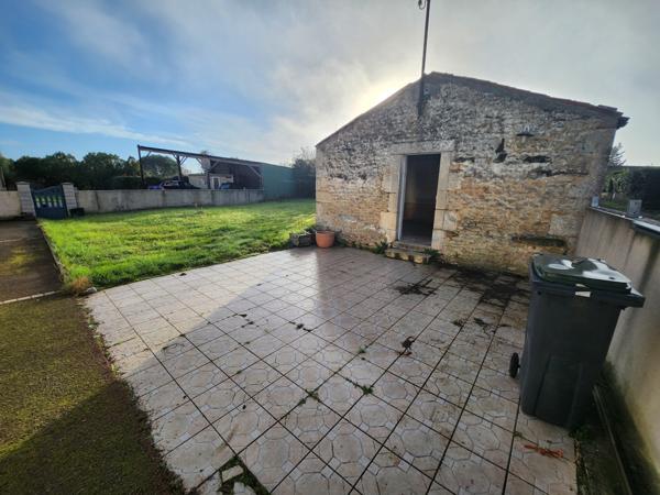 Sainte-Gemme-la-Plaine (85400) Maison en pierre 4 chambres et terrain clos.