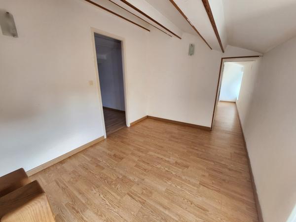 Sainte-Gemme-la-Plaine (85400) Maison en pierre 4 chambres et terrain clos.