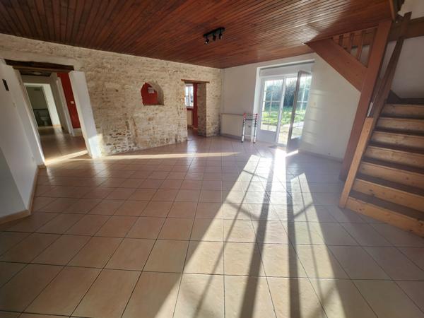 Sainte-Gemme-la-Plaine (85400) Maison en pierre 4 chambres et terrain clos.