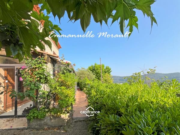 Maison de village à vendre avec 2 chambres, véranda et jardin à BAGNOLS EN FORET (83)