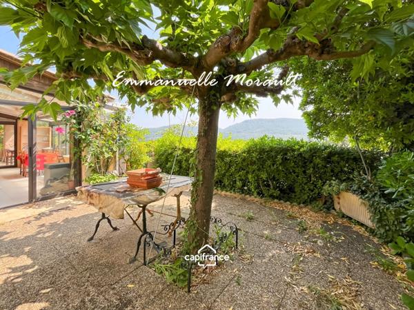 Maison de village à vendre avec 2 chambres, véranda et jardin à BAGNOLS EN FORET (83)