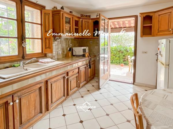 Maison de village à vendre avec 2 chambres, véranda et jardin à BAGNOLS EN FORET (83)