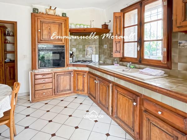 Maison de village à vendre avec 2 chambres, véranda et jardin à BAGNOLS EN FORET (83)
